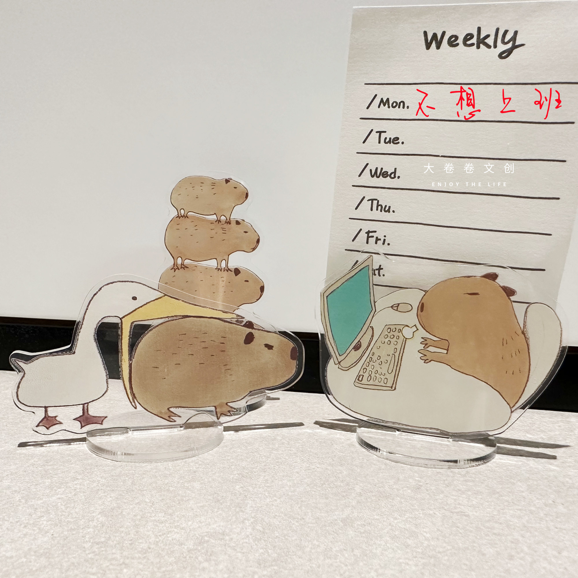 原创卡皮巴拉卡皮吧啦水豚立牌办公桌面摆件照片便签条夹留言徽章