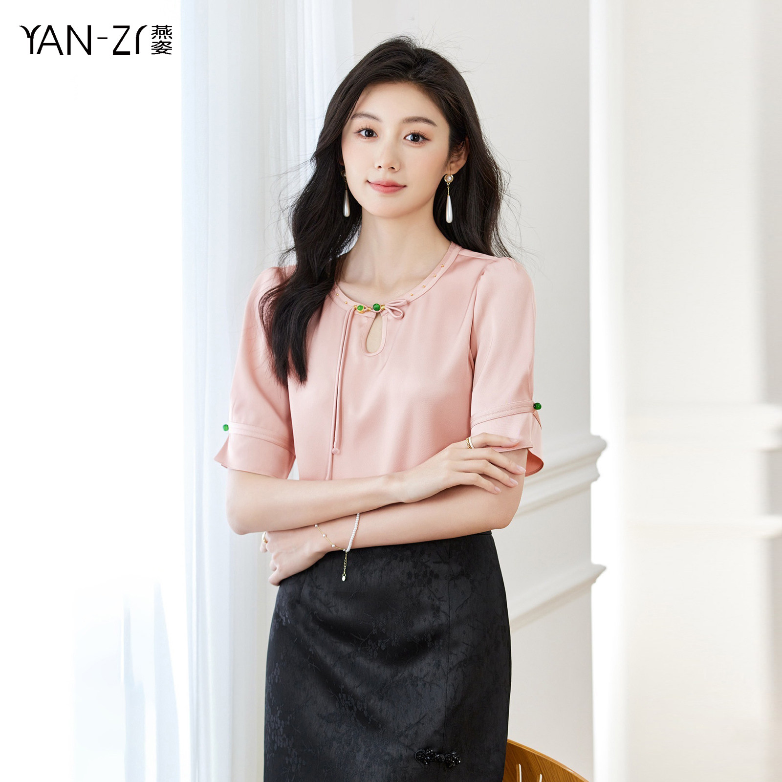 燕姿服饰2024夏季新款新中式水滴领花型盘扣缎面气质小衫商场同款,女装/女士精品,衬衫,淘宝优惠券,粉丝福利购,淘宝优惠卷