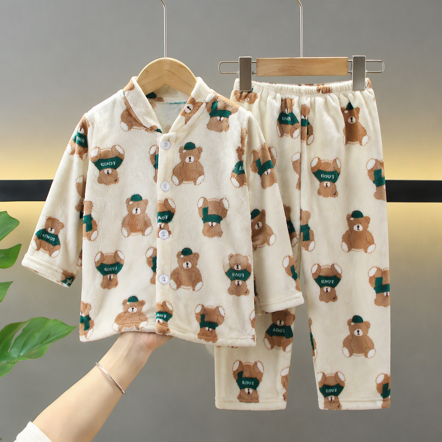 儿童卡通可爱风法兰绒家居服套装男女通用小熊印花保暖睡衣分体式