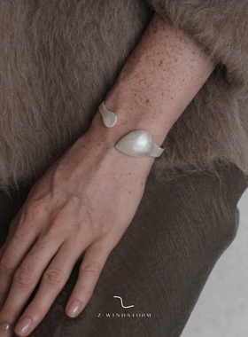 Z-WINDSTORM 水滴纯银窄边手镯 原创小众设计质感腕饰 空间的温度