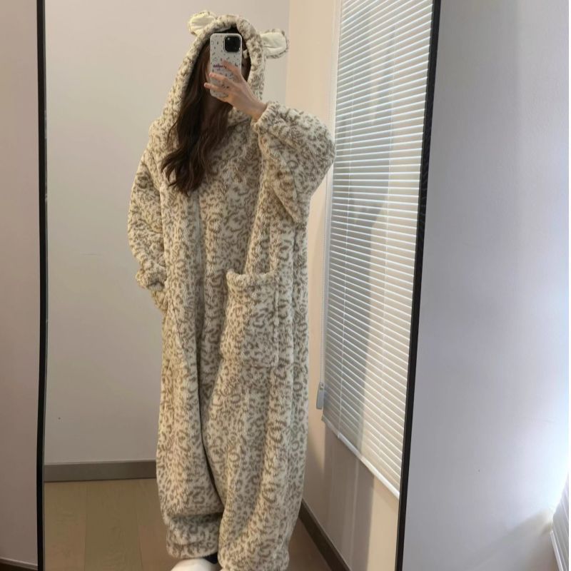 可爱小熊豹纹珊瑚绒连体睡衣女冬季加绒加厚连帽拉链一体式睡衣