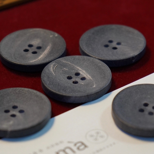 卅孖纽扣 戏马台 25MM牛角浅碗型磨砂颗粒面暗黑酷大衣扣
