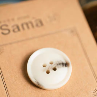 SAMA 雪野牧羊 微鼓宣纸白手感细腻哑黑棕花简约百搭毛衫外套扣