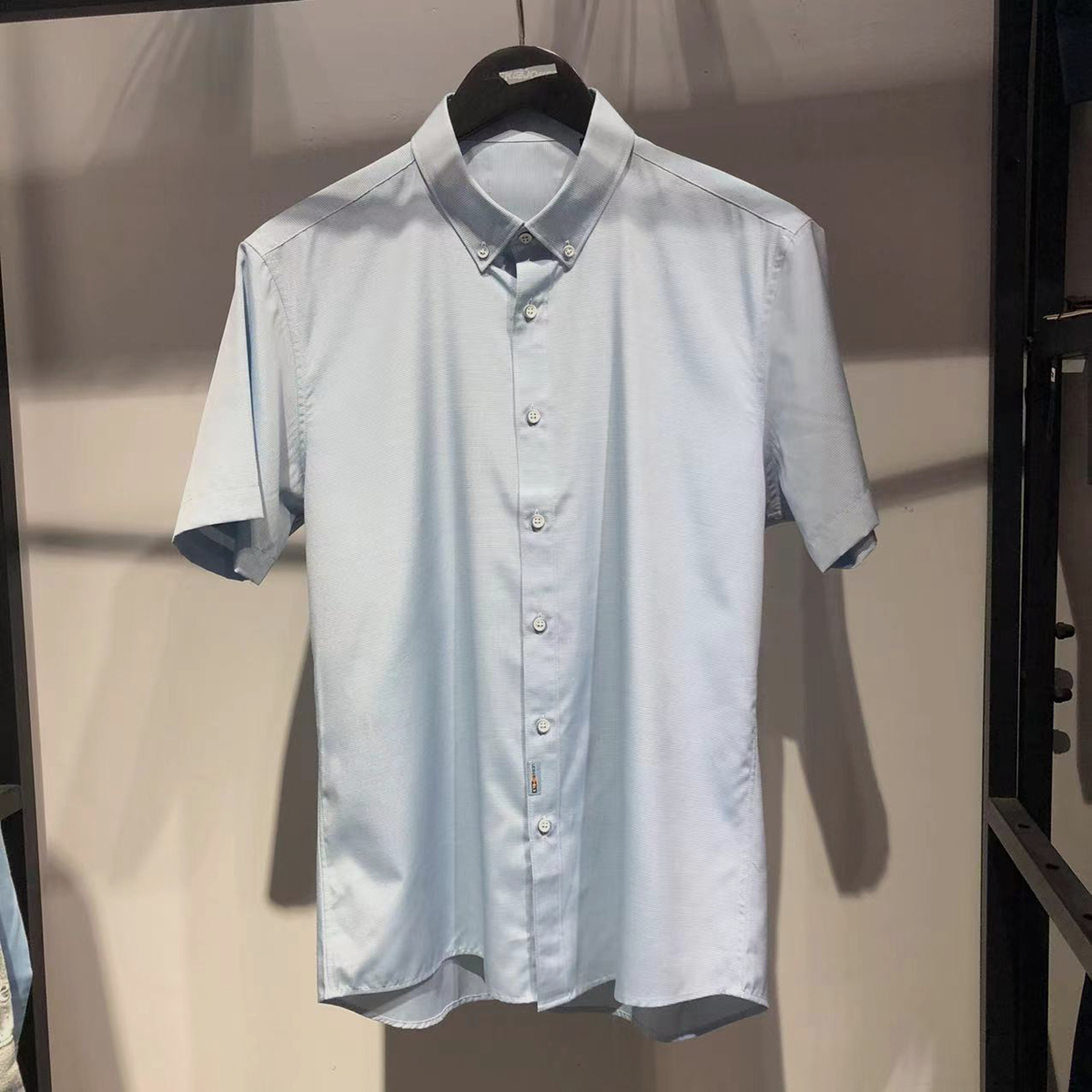 男装品牌撤柜夏季薄款2025新款浅蓝修身棉感青年衬衣男款短袖衬衫