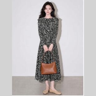 2026年秋季新款女士通勤风长袖碎花连衣裙女黑色显瘦大码气质长裙