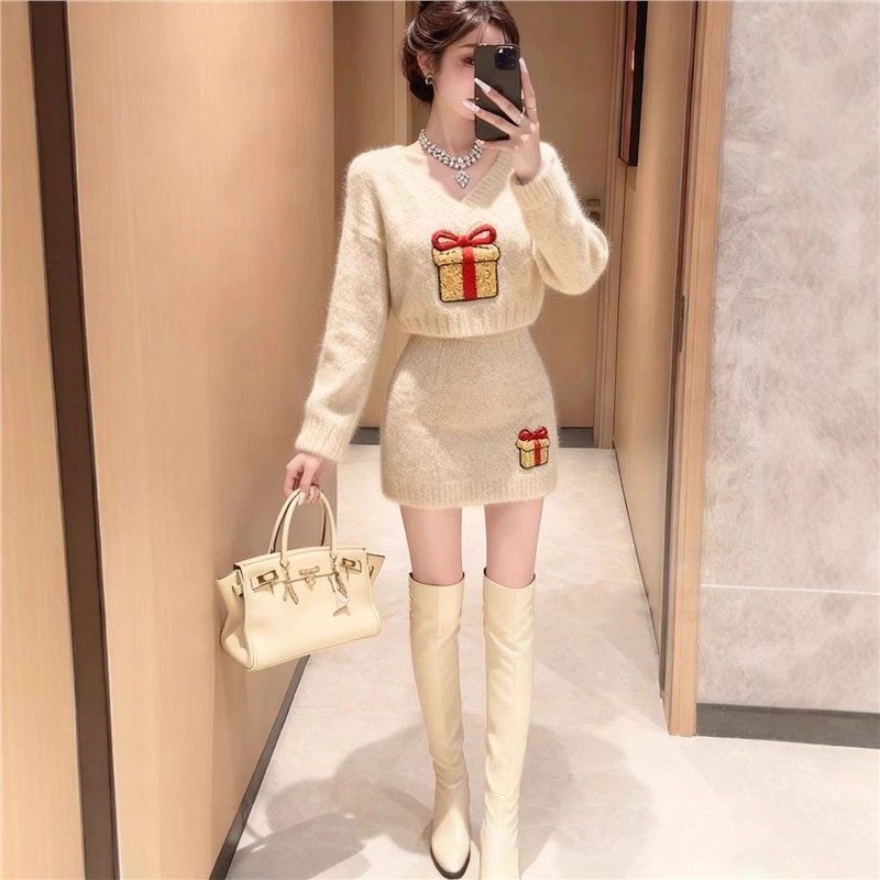2025新款小香风V领针织套装女冬高级感慵懒气质毛衣包臀裙两件套,女装/女士精品,大码套装,淘宝优惠券,粉丝福利购,淘宝优惠卷
