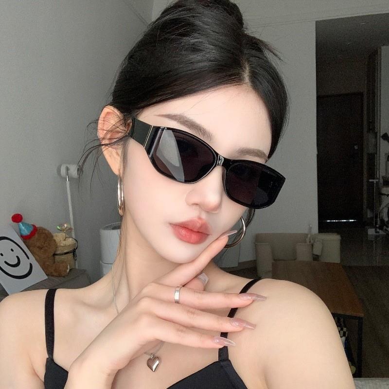 复古猫眼墨镜女款黑色边框级感2025新款小框小脸窄框辣妹太阳镜