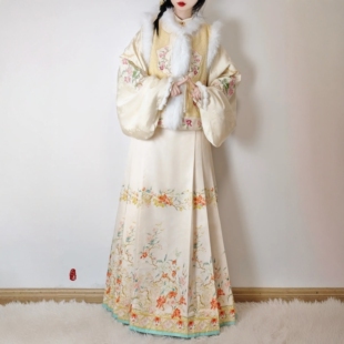 原创汉服女【鸭绒绒】明制加绒加厚圆领短袄马面裙黄色套装冬季款