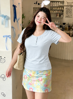 胖mm特大码女装蓝色圆领短袖t恤女夏季多巴胺百搭微胖巨好看上衣