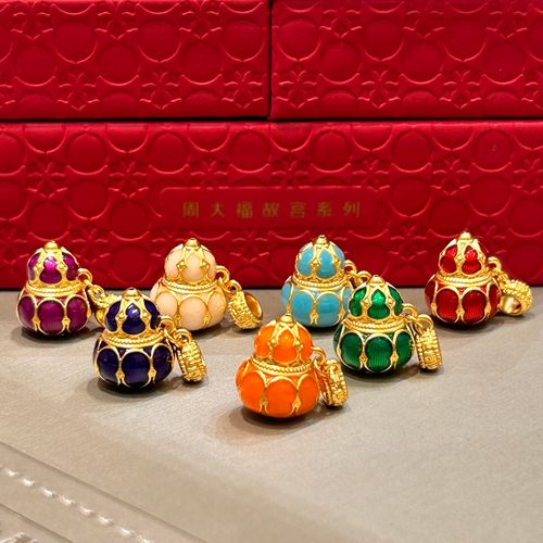周大福代购 故宫系列足金七彩葫芦福禄鎏彩黄金吊坠 新款专柜正品