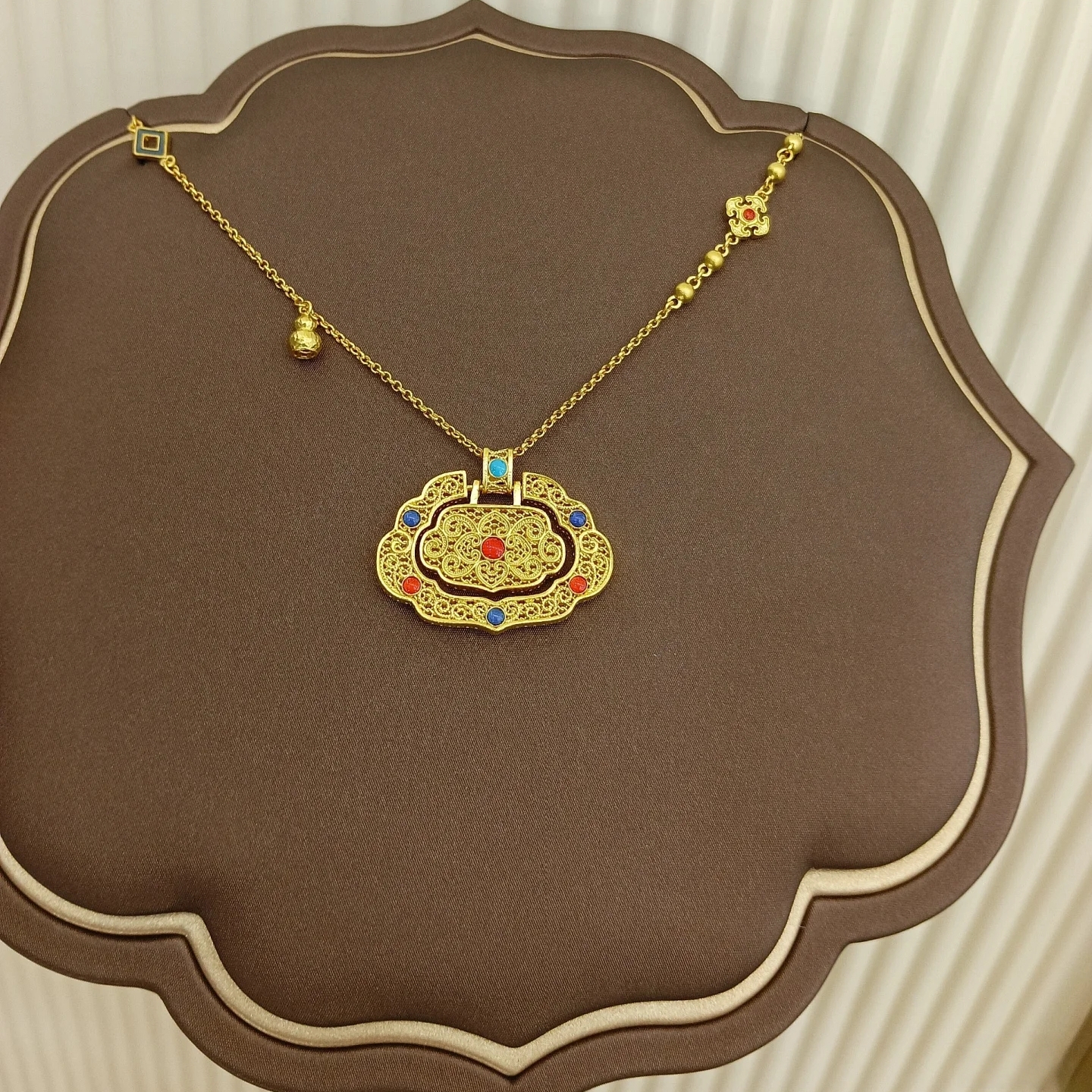 谢瑞麟珐琅彩如意黄金锁包项链