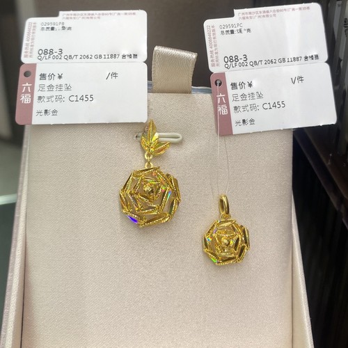 六福珠宝爆闪冰钻玫瑰花黄金吊坠