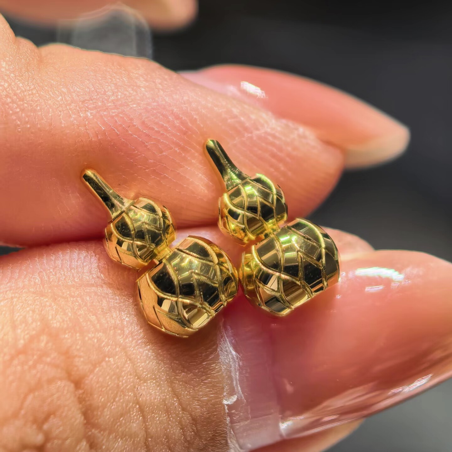 周大福耳饰代购 传颂系列金鼓葫芦足金黄金耳钉女 素金新品R40562图片