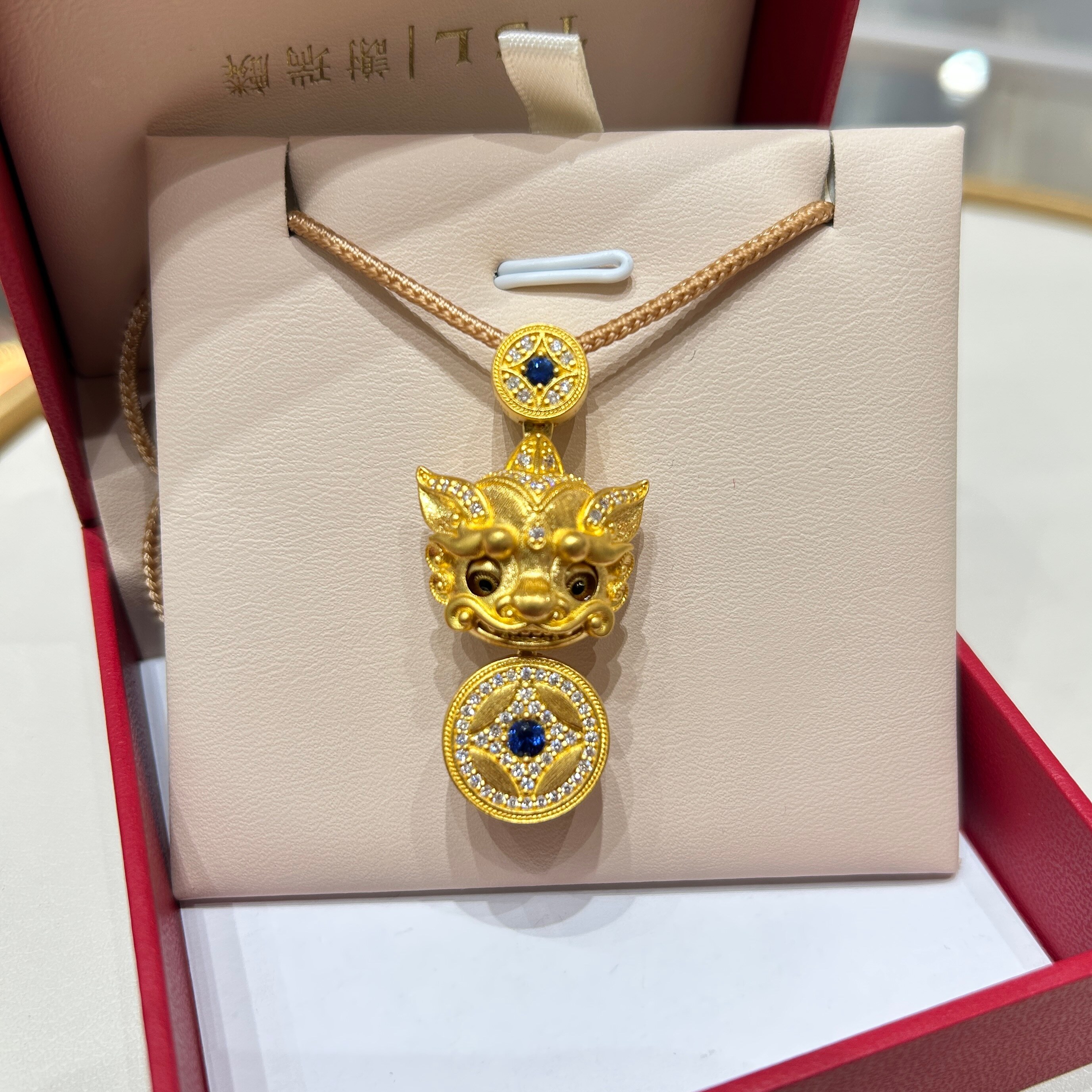 TSL谢瑞麟代购 足金999眨眼招财貔貅黄金钻石吊坠 蓝宝石专柜正品