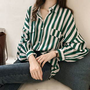 A stylish, loose-striped, long-sleeved shirt时尚宽松条纹衬衫