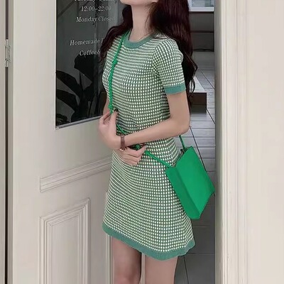 Slimming temperament knitted round neck dress针织圆领连衣裙