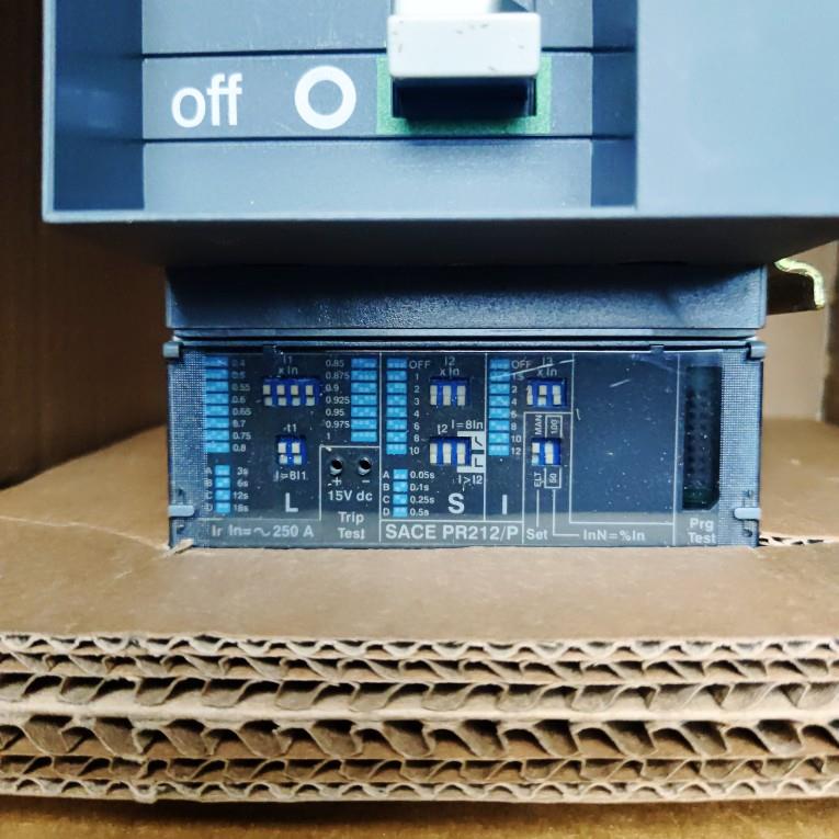ABB SACE ISOMAX S4HP R212/P-LSI R250 3P 抽出式