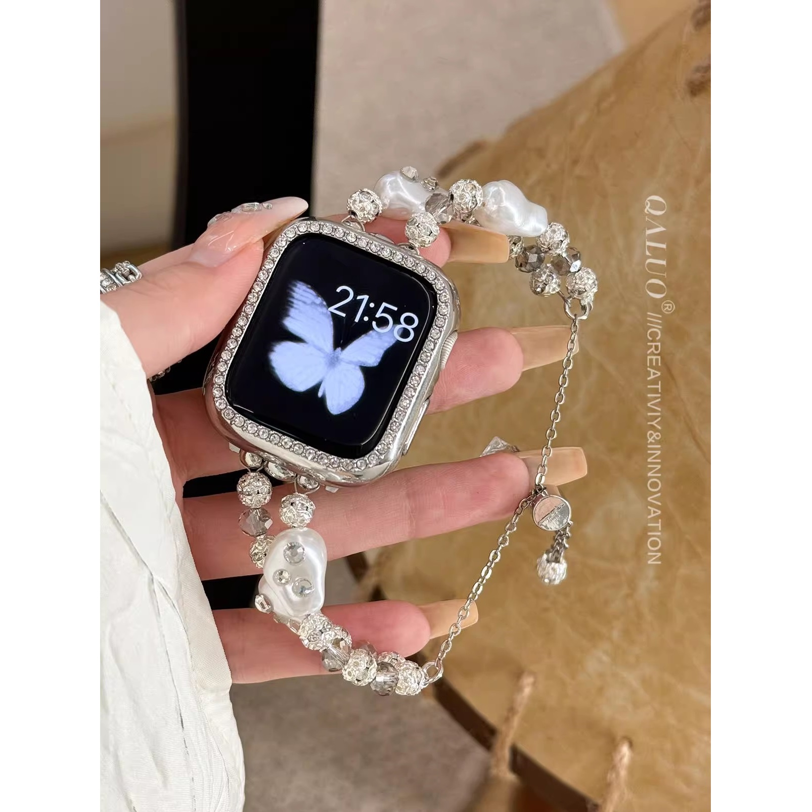 QALUO夏季新款〔清冷破碎感〕适用apple watchS9/S8镶钻巴洛克珍珠表带iwatch7苹果手表se/6/5/4代41/45mm女