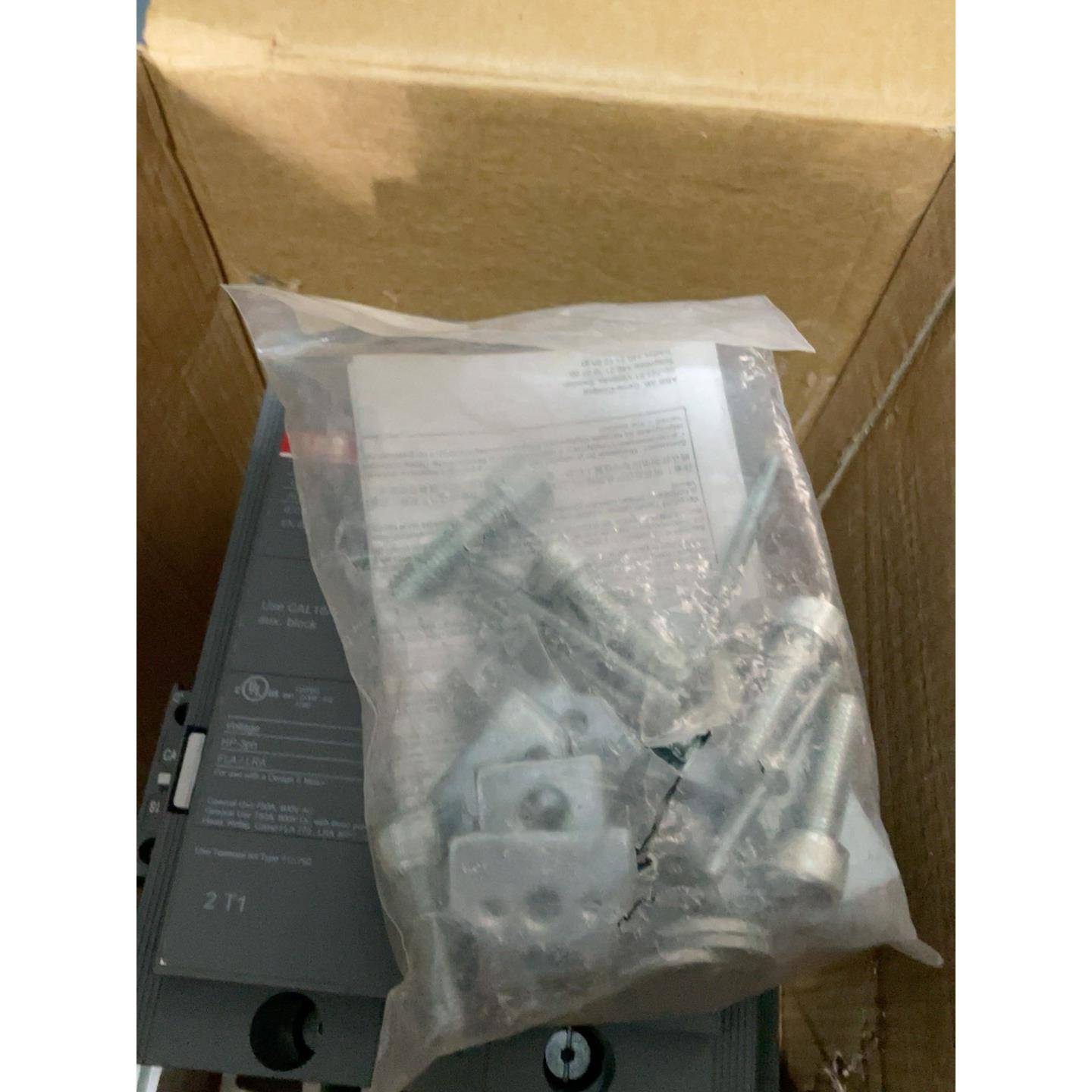 ABB交流接触器AF580-30快递摔破一个角，不影响使用便