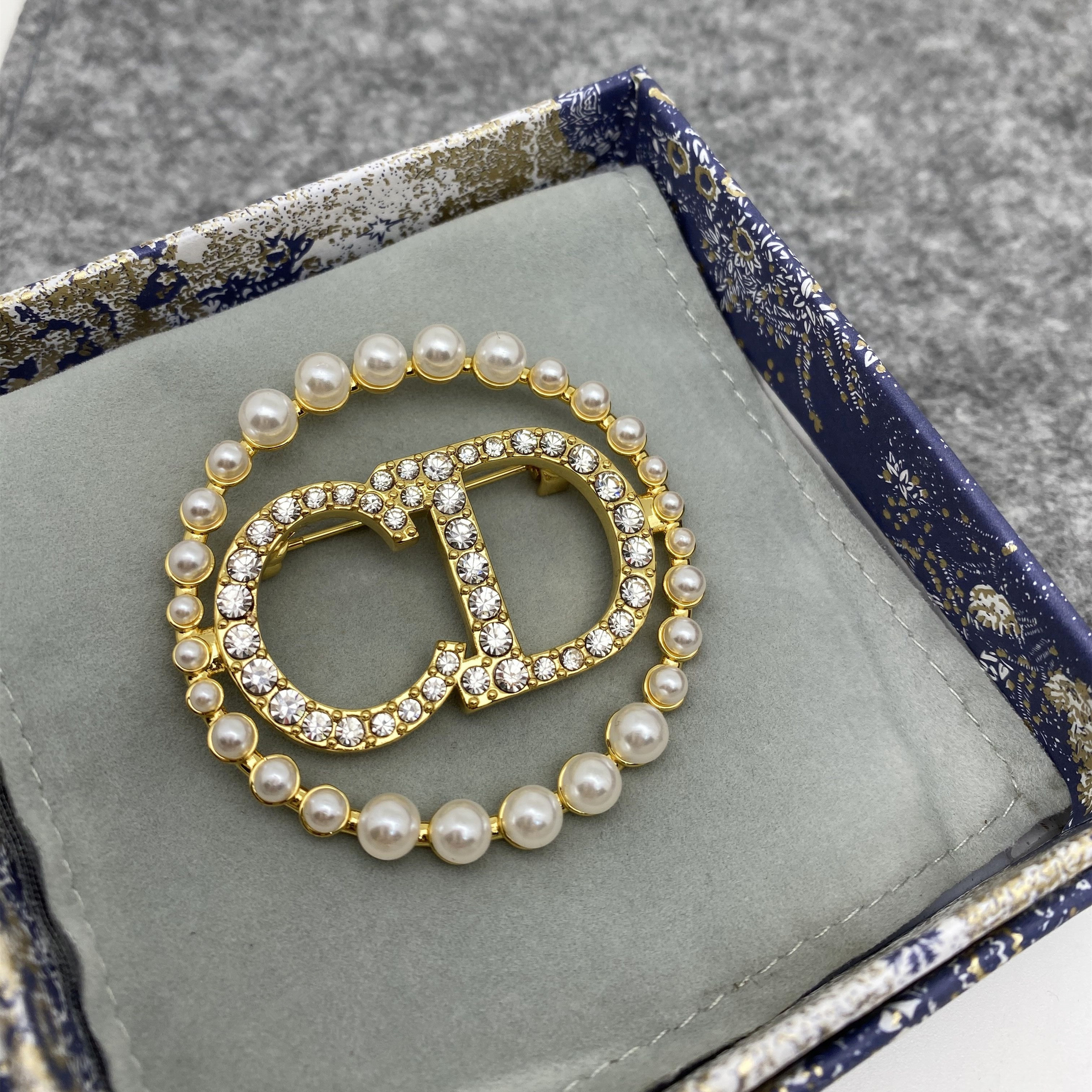 珍珠镶钻CD字母百搭经典款胸针