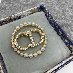 CD珍珠胸针经典镶钻贝珠黄铜轻奢优雅胸花D迪家西装大衣配饰别针