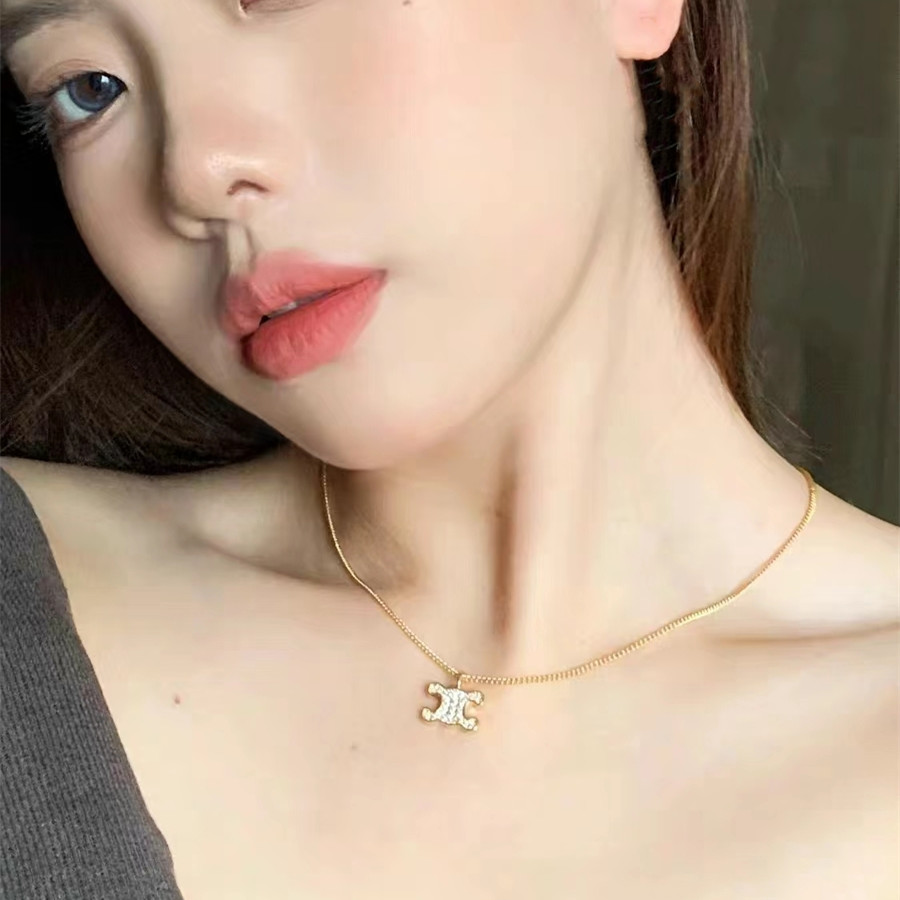 凯旋门项链精致小巧防过敏镀金颈链2024新款气质字母镶钻CE锁骨链