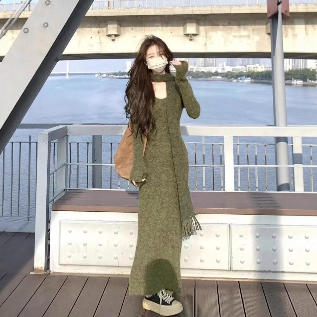法式U领绿色长袖打底针织连衣裙女秋冬配围脖修身显瘦内搭长裙子