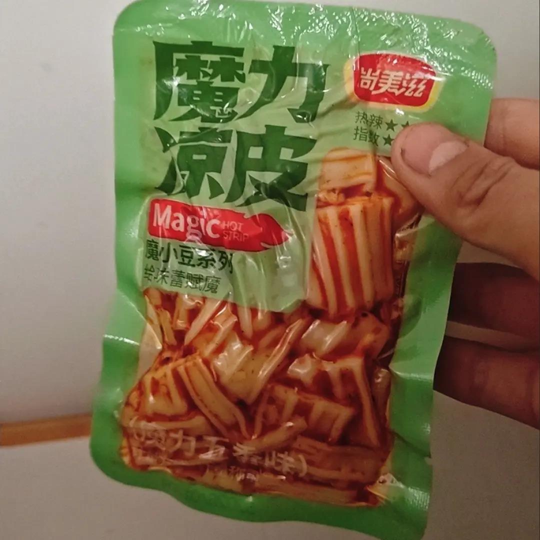 麻辣凉皮休闲零食小包装香辣味粉皮脆爽水晶凉皮网红辣条过年零食
