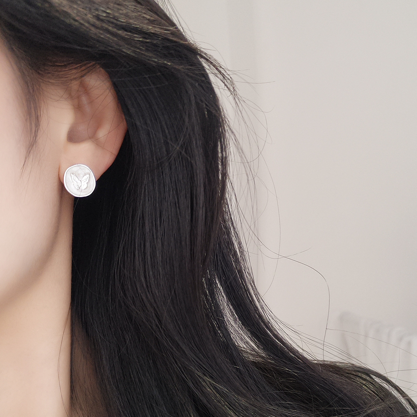 S925纯银浮雕蝴蝶耳钉女流光闪粉耳环复古小众设计美拉德风耳饰