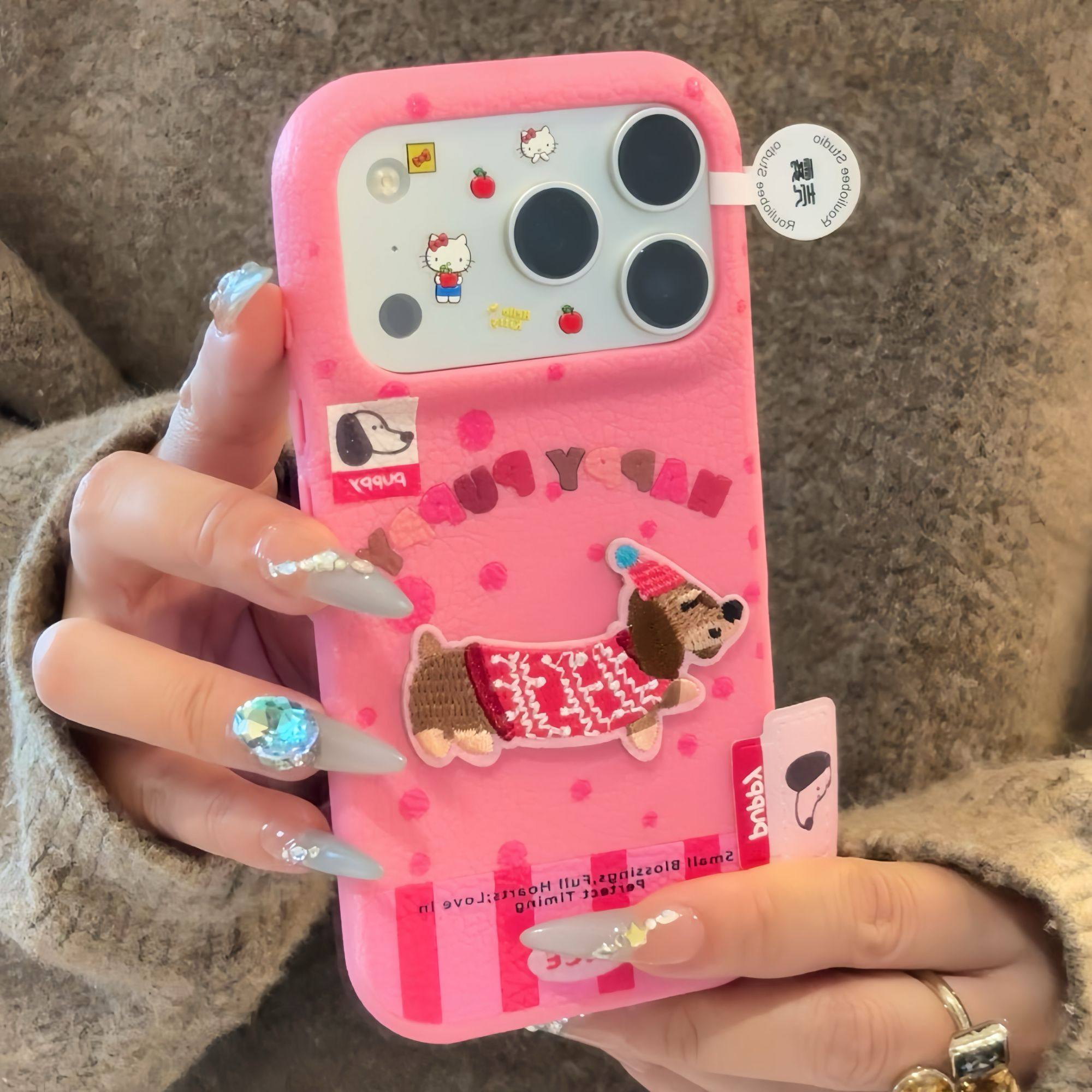 粉毛衣小狗适用iPhone17promax苹果16pro手机壳华为Pura70新款刺绣贴件vivox200高颜值皮纹小米17Promax防摔,3C数码配件,手机保护套/壳,淘宝优惠券,粉丝福利购,淘宝优惠卷