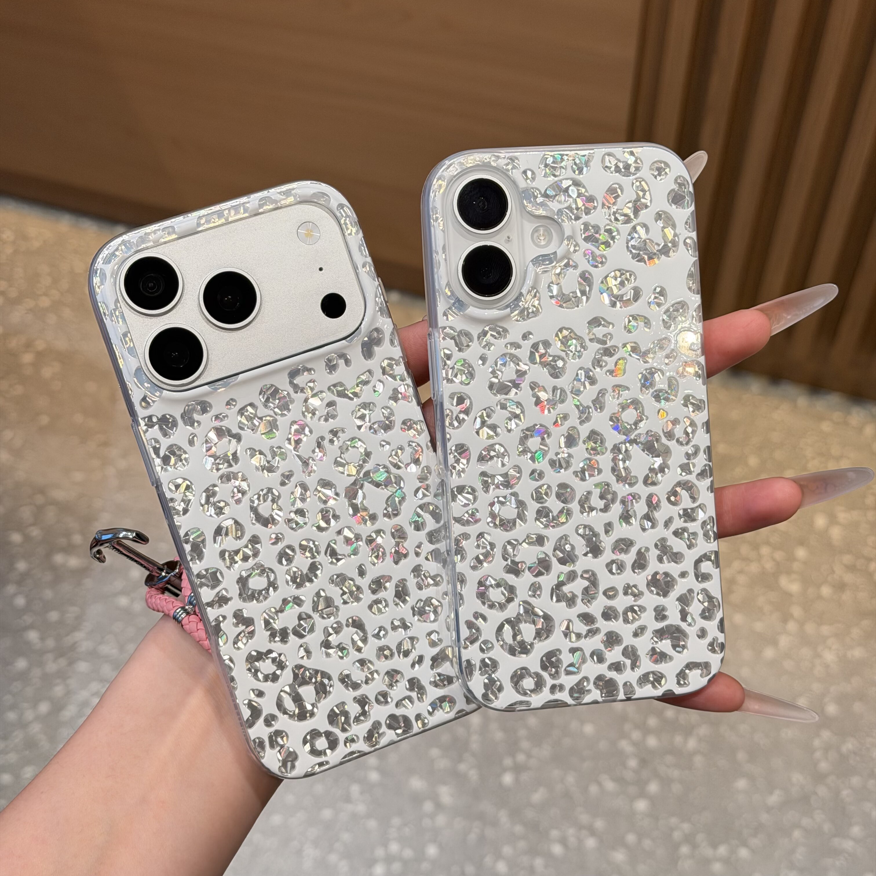 满屏白豹纹适用苹果18promax/Duo手机壳iPhone17Pro新款大孔钻石纹OPPO华为Pura80防摔vivoX300防摔小米17pro