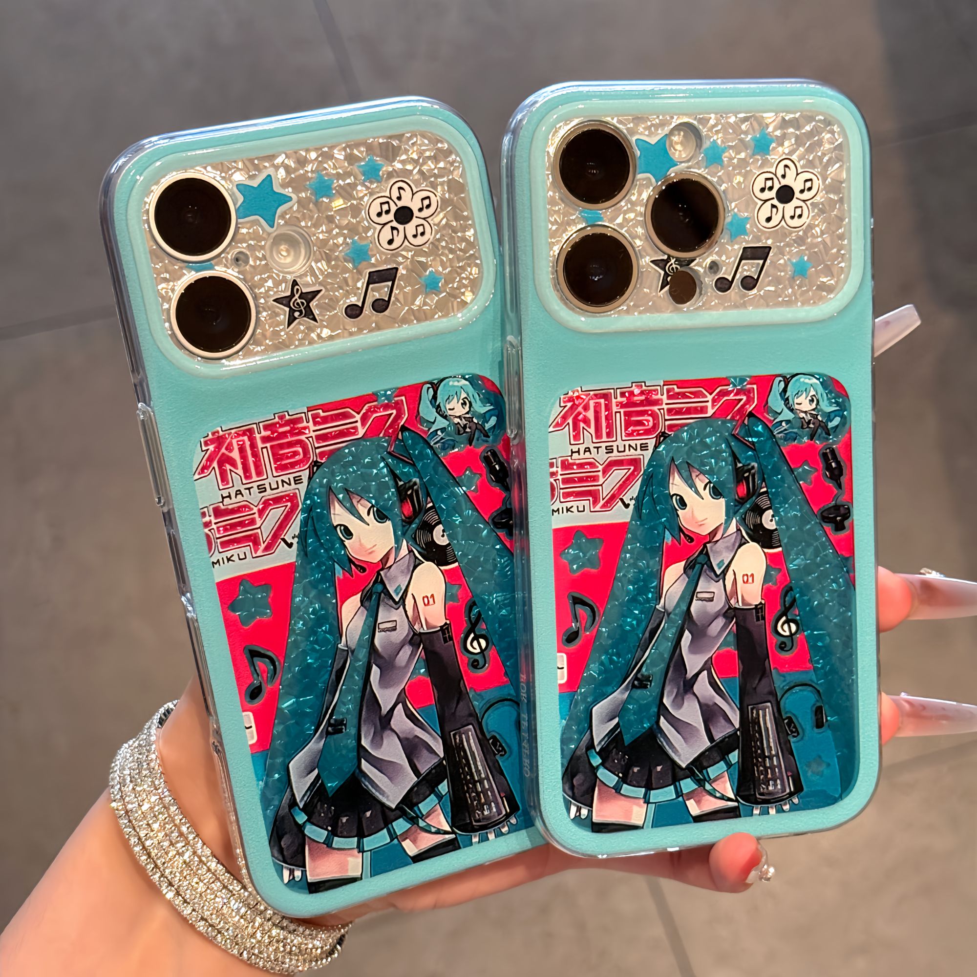 二次元初音未来适用苹果18promax手机壳iphone18pro新款精孔钻石17Pro男女款15plus镜头全包13/14防摔手机套