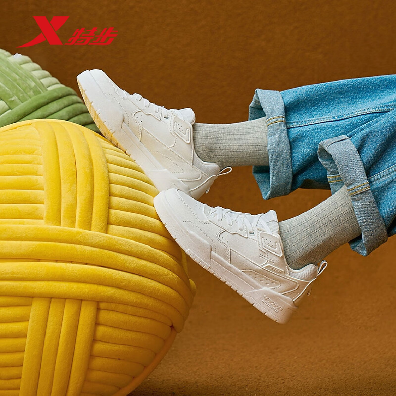 特步女鞋冬季厚底皮面休闲板鞋