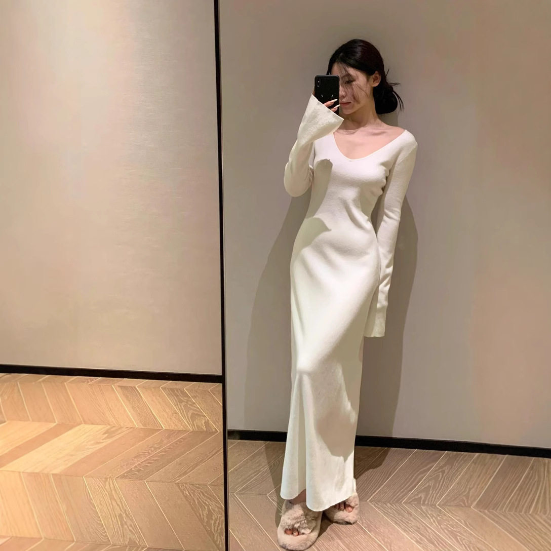 【现货】白色v领修身针织连衣裙设计感内搭配大衣长款毛衣裙秋冬