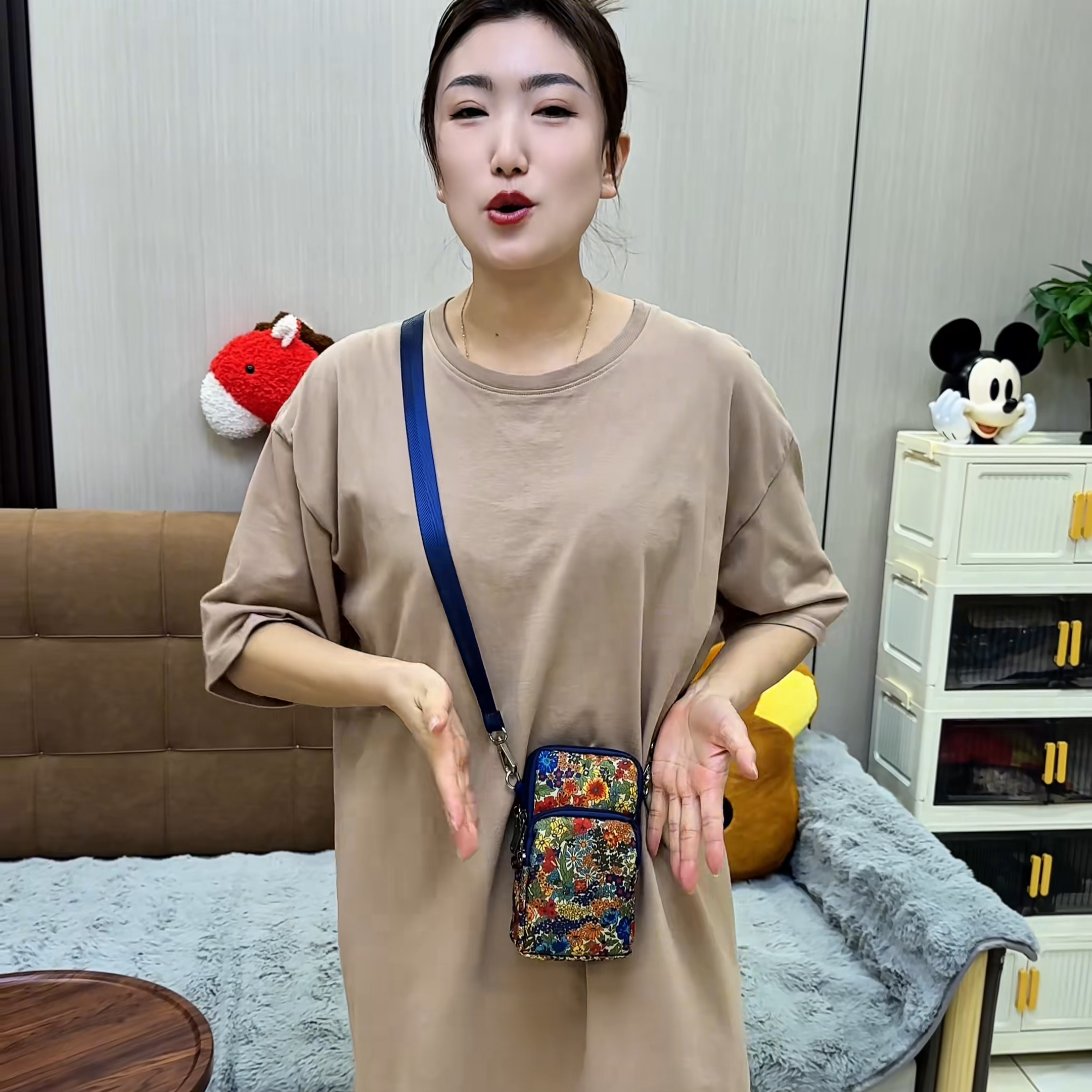 中年妈妈手机包迷你帆布小包包夏天百搭手腕斜挎竖款零钱小包2026