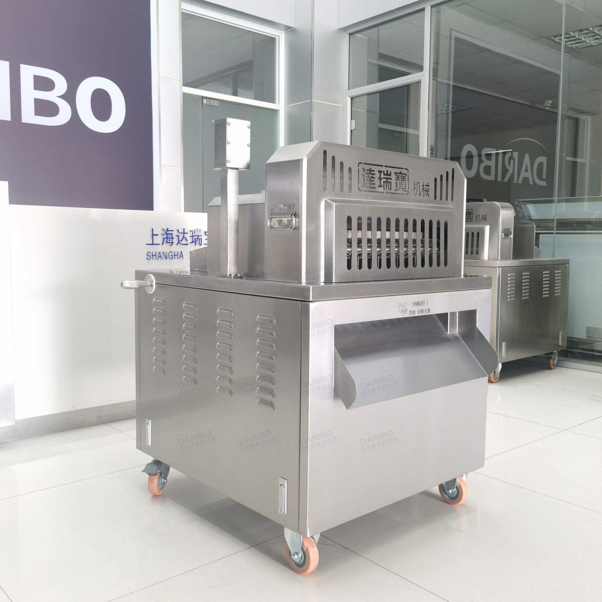 *自动进料式冷冻五花肉扇子骨切丁设备 大产量猪蹄肋骨牛肉切块机