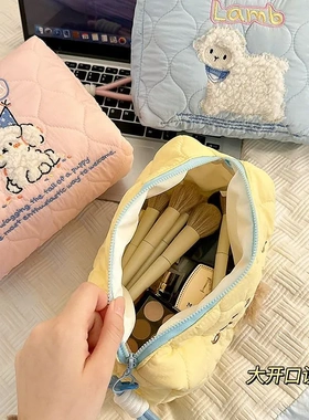 小熊化妆包女便携式旅行拍照大容量外出随身收纳袋新款学生洗漱包