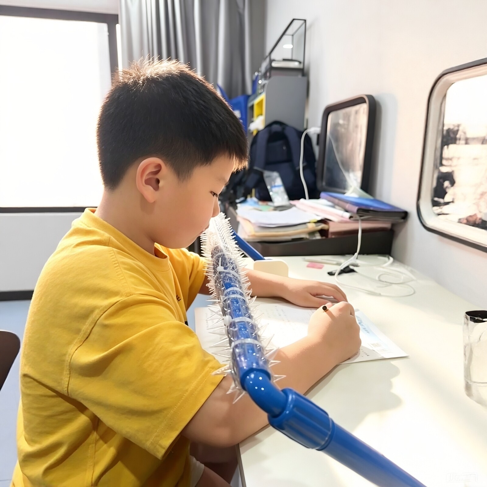 小学生防趴桌狼牙轴矫正坐姿刺垫防近视驼背栏杆写作业坐姿纠正器