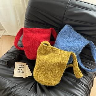 东大门同款ins风黄果树软绒软单肩斜挎背包学生百搭通勤水桶包包