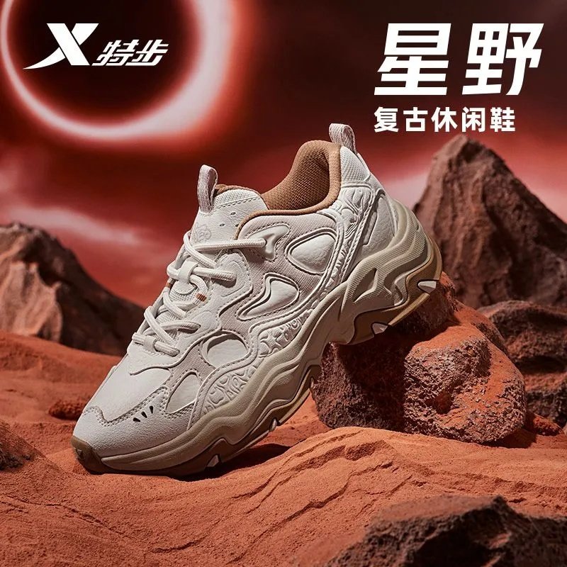 特步女鞋星野运动鞋2025冬季新款皮面休闲女士跑步鞋975418320002