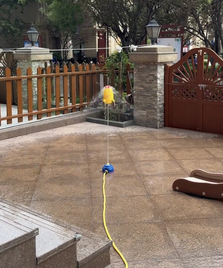飞天喷水火箭儿童戏水火箭网红旋转喷水器太空飞船水上乐园玩具