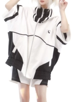 Черно -белая куртка