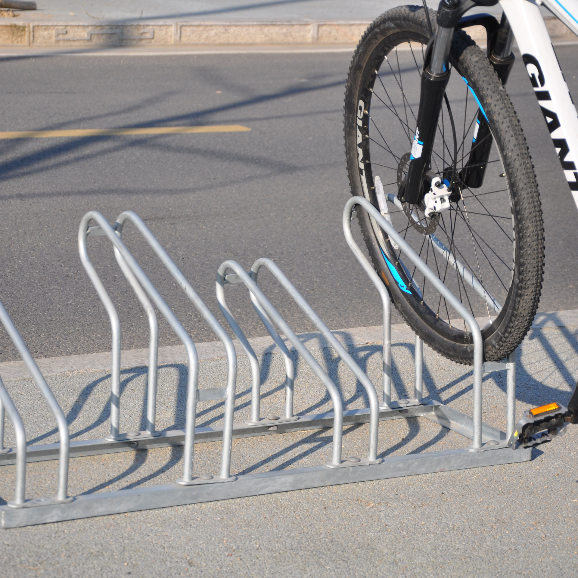 苏州先锋享单车停放架不锈钢电动摩托车卡位停车摆放架地锁停车架