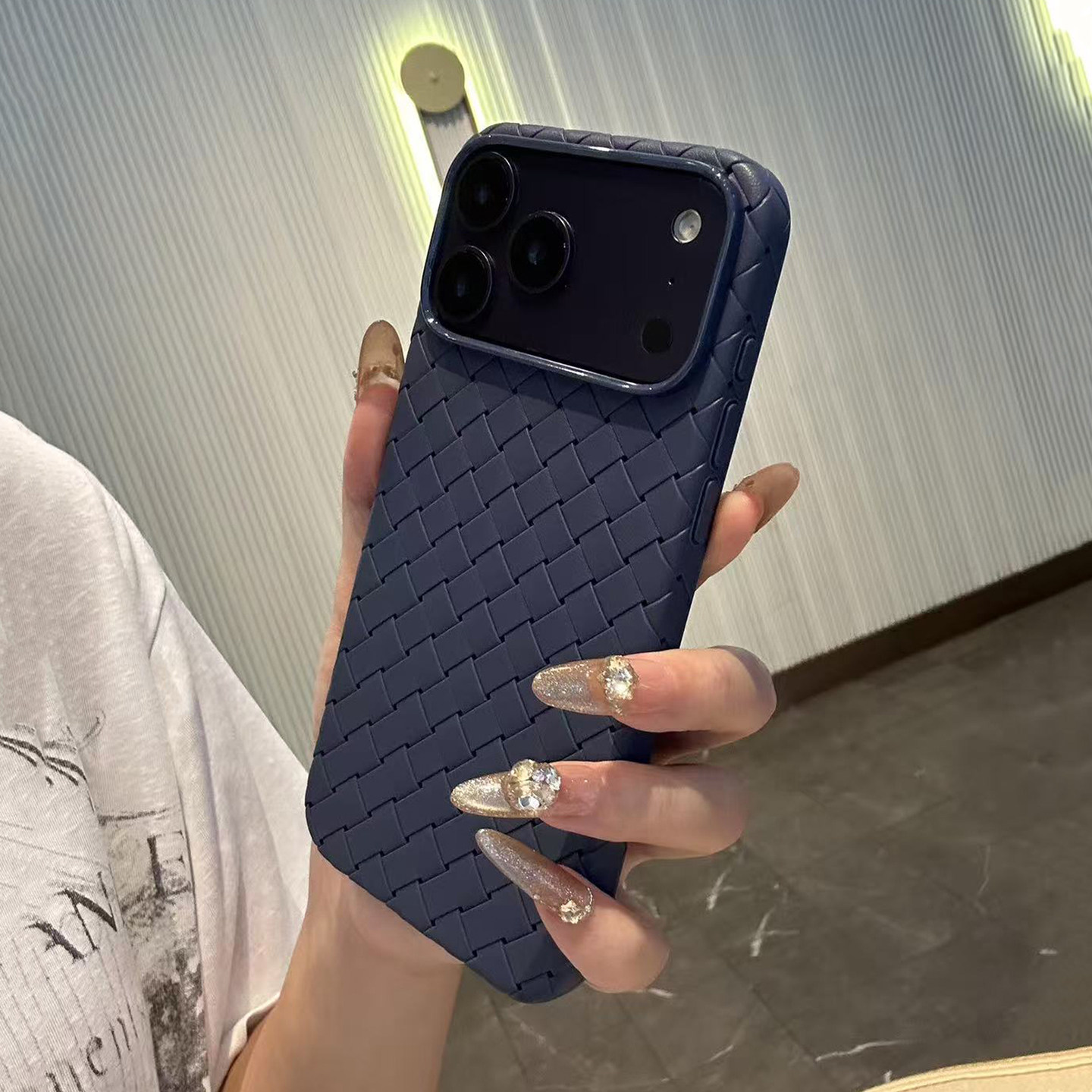 镂空编织纹散热透气防滑软硅胶适用苹果17Promax手机壳iPhone16/15plus新款13Pro防摔个性创意文艺深蓝色纯色