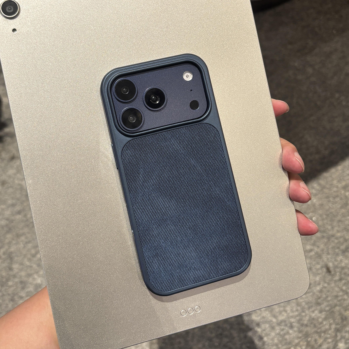 复古牛仔皮纹绒布防指纹皮苹果18promax手机壳适用iPhone17Pro新款16/15高级感文艺男纯色电镀14/13硅胶防摔+