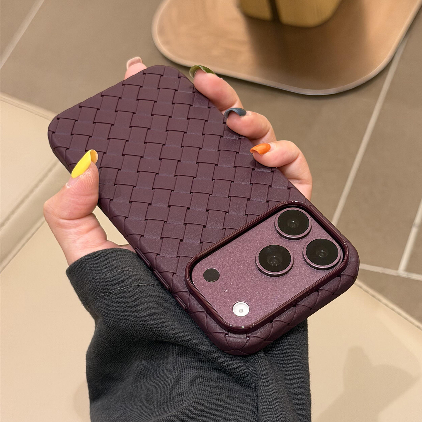苹果18promax勃艮第酒红编织纹散热镂空壳防滑适用iPhone17Pro软硅胶防摔纯色简约高级感18pro全包防摔保护套