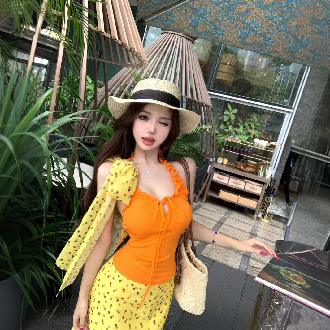 實(shí)拍純欲性感掛脖吊帶夏季新款度假風(fēng)百搭花邊修身背心露背上衣女