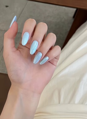 高级感蓝色极光粉手工穿戴甲海莉同款春夏温柔浅蓝色美甲中椭圆形