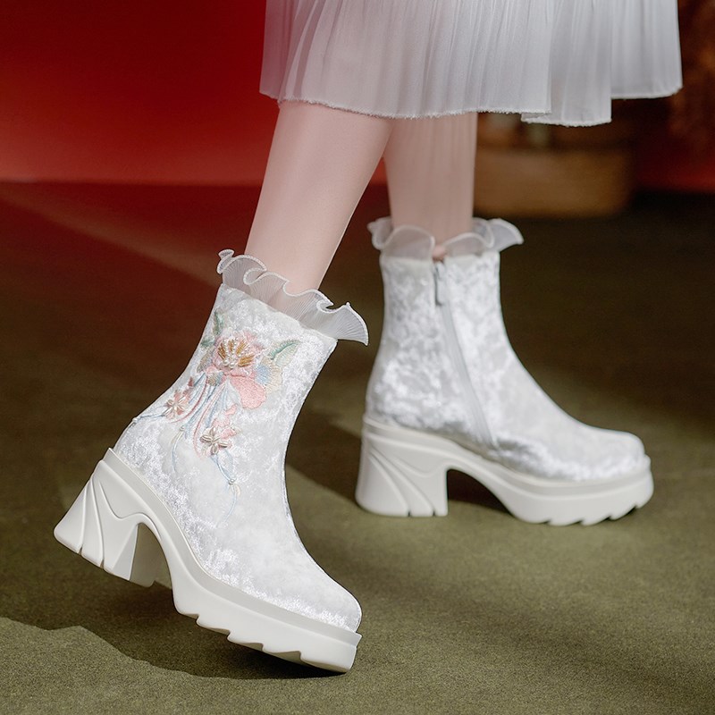 秋冬靴子女2024新款汉服鞋女短靴中式国风绣花靴厚底松糕底增旗袍