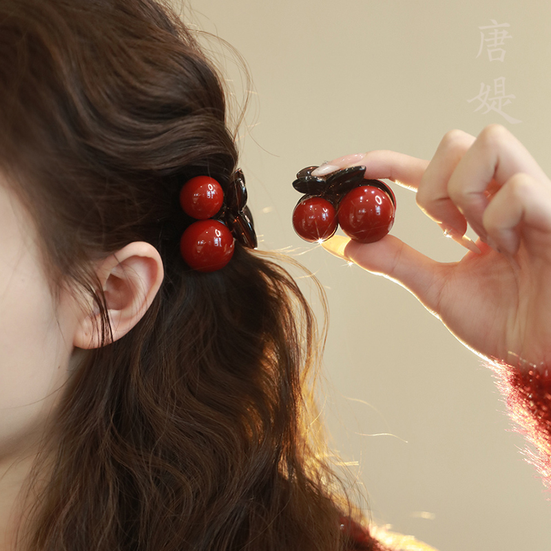 唐媞精致红色樱桃抓夹